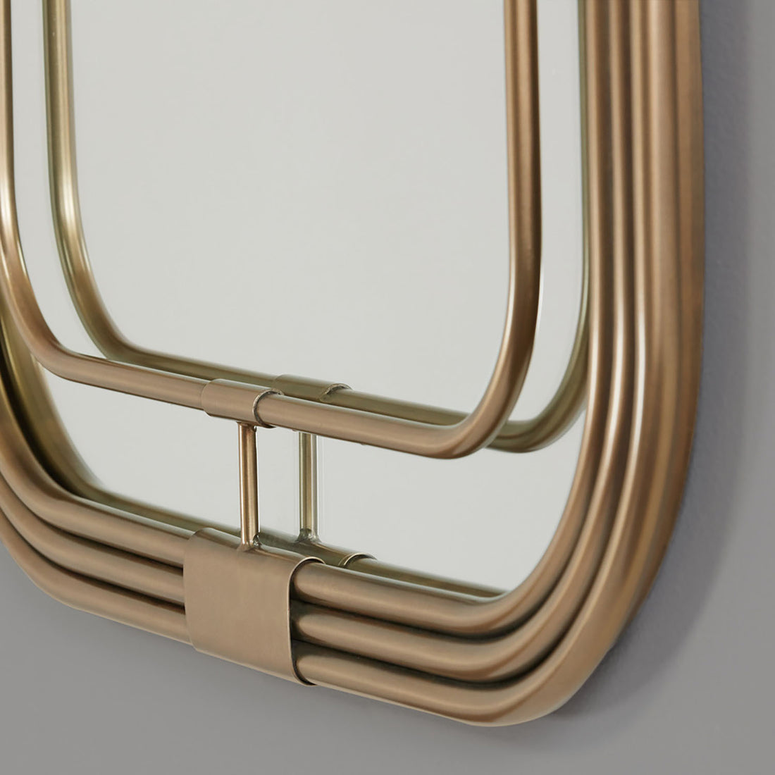 Curved Tube Mirror
